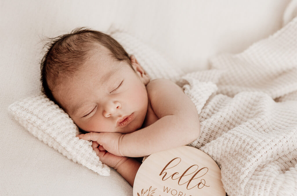 Neugeborenes Baby schläft friedlich auf weicher Decke – Newborn-Fotografie in Salzburg