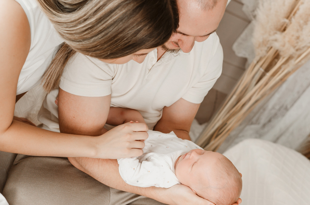 Neugeborenes mit Eltern – natürliches Familienfoto in Salzburg